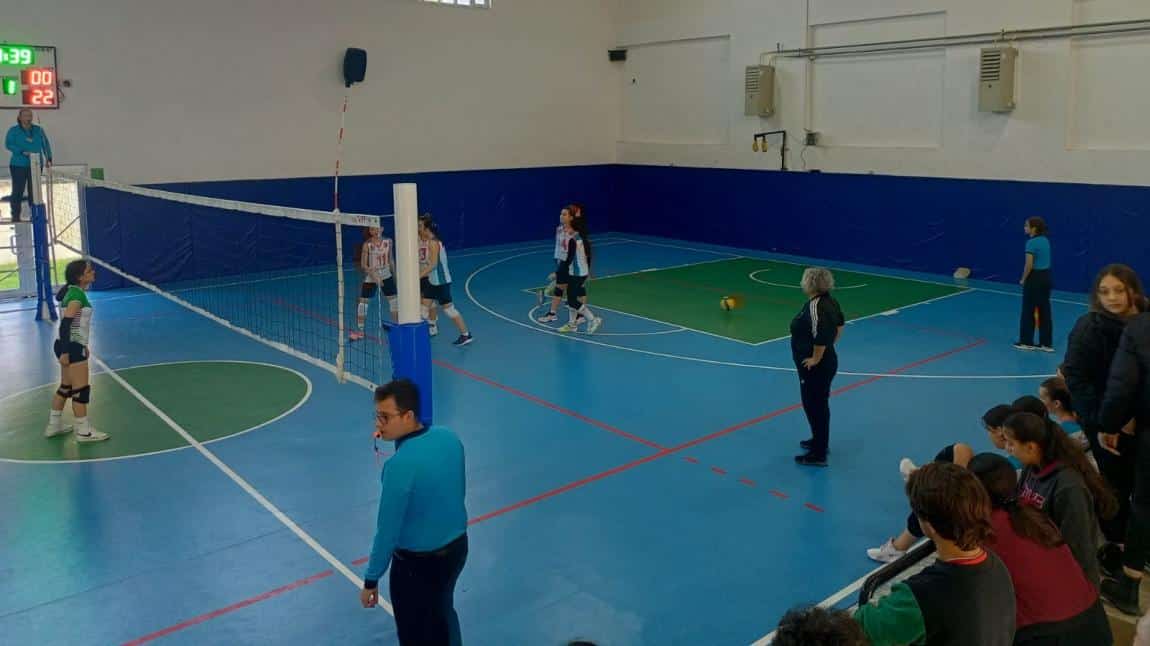 A Genç Kız Voleybol Müsabakaları Okulumuz Kapalı Spor Salonunda Yapılıyor